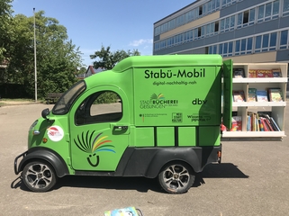 Das Stabü-Mobil auf einem Schulhof